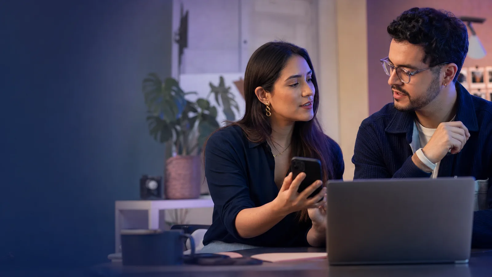 Equipo creativo planificando campañas de Meta Ads y remarketing