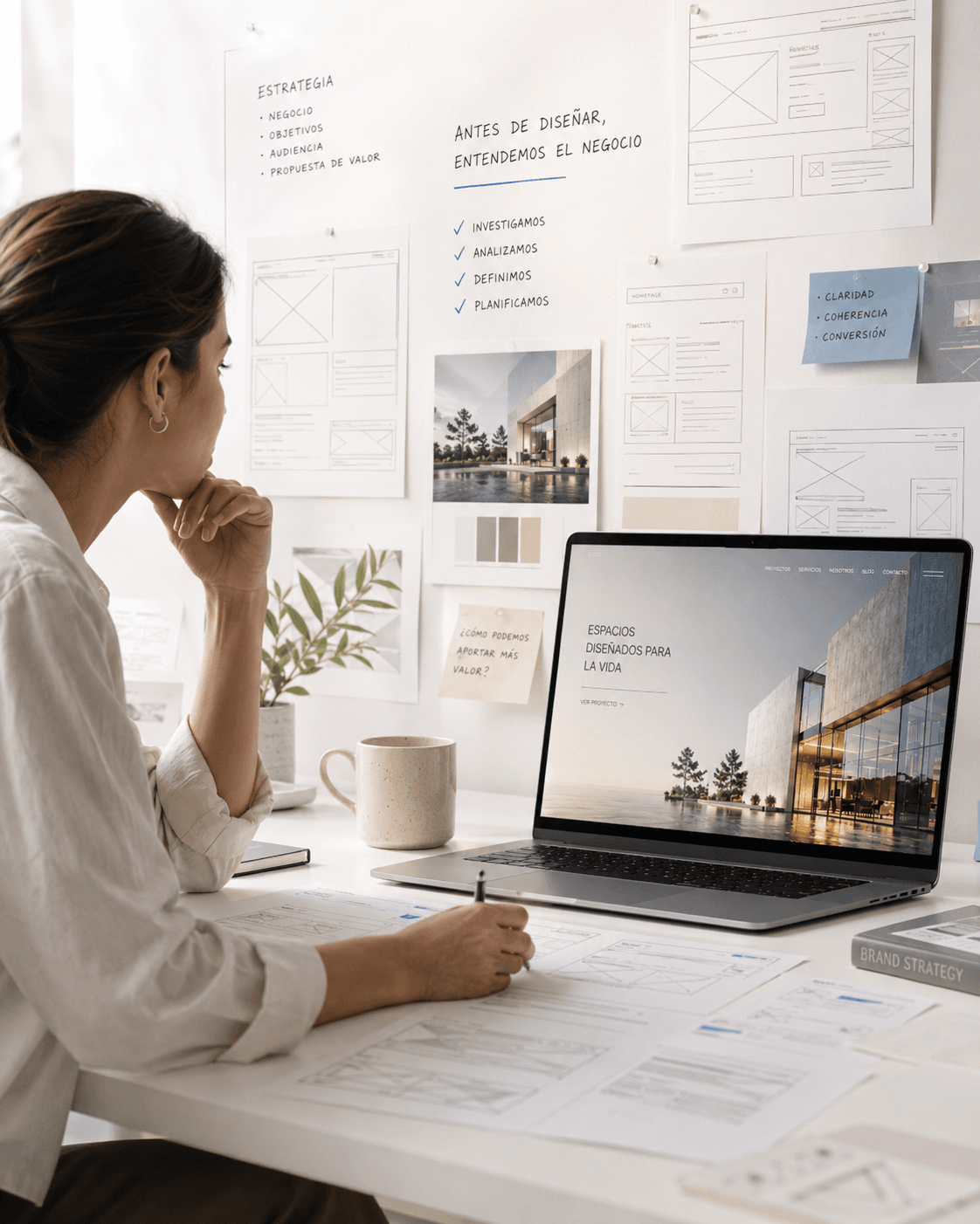 Sesión de estrategia con wireframes y arquitectura de un sitio web
